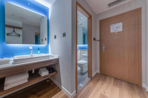 Et badeværelse på Holiday Inn Express Chongqing Zhongxian, an IHG Hotel