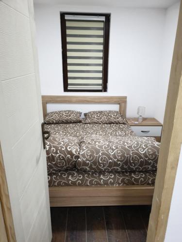 Un dormitorio con una cama y una ventana en Apartman Nota, en Kopaonik