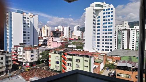 uma vista para uma cidade com edifícios altos em AMOBLADOS MCCORMICK em Bucaramanga