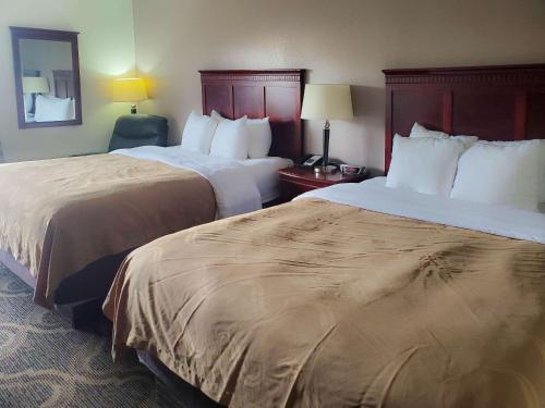 Postel nebo postele na pokoji v ubytování Quality Inn Prattville I-65