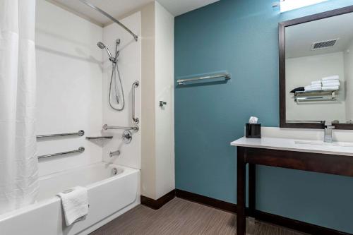 Kamar mandi di Sleep Inn Waukee-West Des Moines