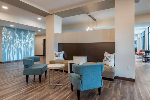 Χώρος καθιστικού στο MainStay Suites Waukee-West Des Moines