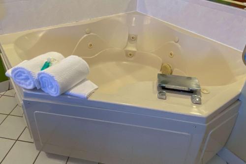 a bath tub with two towels and a sink at Quality Inn Bolingbrook I-55 in Bolingbrook