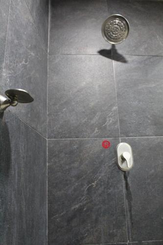 a shower stall with a valve and a shower at Hotel Florencia Poza Rica in Poza Rica de Hidalgo