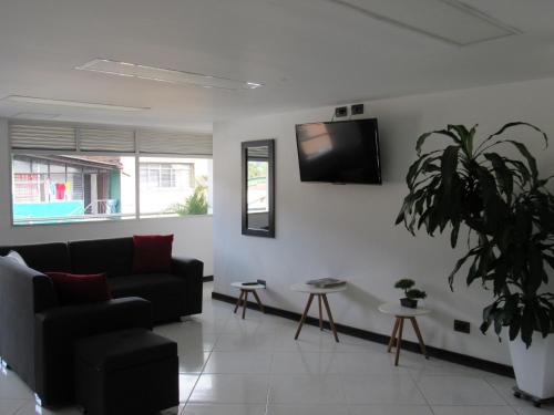 Televízia a/alebo spoločenská miestnosť v ubytovaní Hotel Murano Medellín