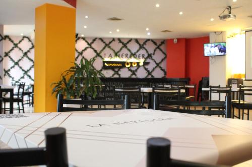 a dining room with a large table and chairs at Hotel Florencia Poza Rica in Poza Rica de Hidalgo