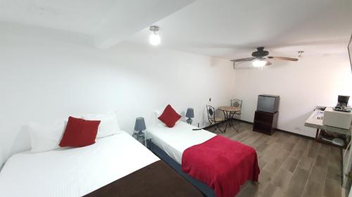 Ein Bett oder Betten in einem Zimmer der Unterkunft Out of Bounds Boutique Hotel