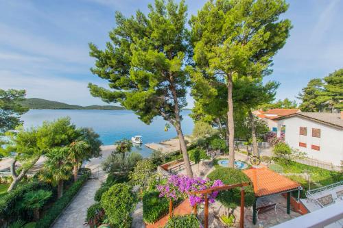 Apartment and Rooms Franka