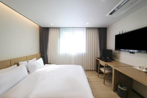 Una televisión o centro de entretenimiento en Benikea hotel