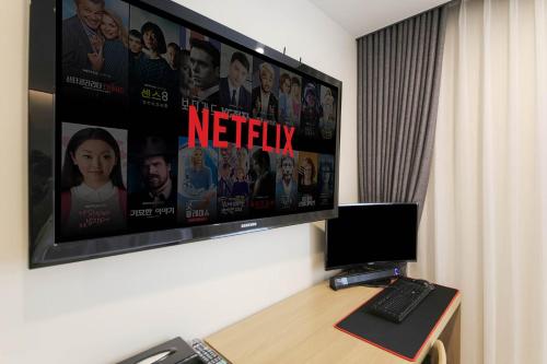 Una televisión o centro de entretenimiento en Benikea hotel