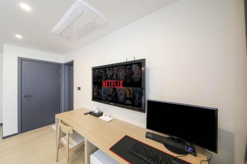 Una televisión o centro de entretenimiento en Benikea hotel