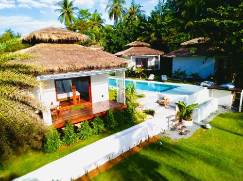 eine Luftaufnahme einer Villa mit Swimmingpool in der Unterkunft Mangata Boutique Bungalows in Srithanu