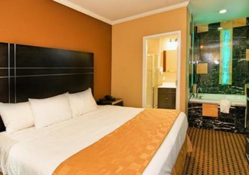 een slaapkamer met een groot bed en een badkamer bij The Prince Hotel in Tunkhannock
