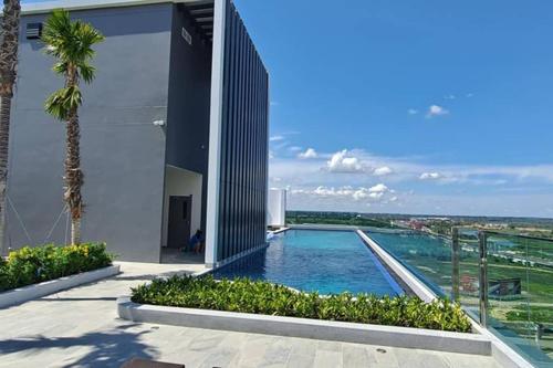 vistas a un edificio con piscina en The Escent Ubon by Tukta, en Ubon Ratchathani