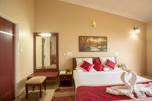 Ένα ή περισσότερα κρεβάτια σε δωμάτιο στο KSTDC Hotel Mayura Valley View Madikeri