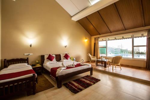 Postel nebo postele na pokoji v ubytování KSTDC Hotel Mayura Valley View Madikeri