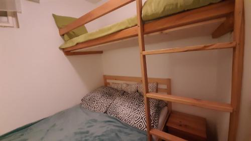 Katil dua tingkat atau katil-katil dua tingkat dalam bilik di Onix - Orfű Apartman