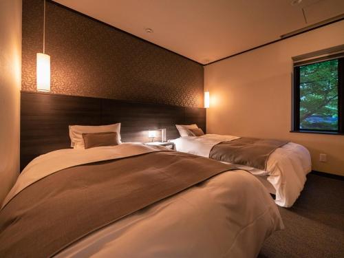 um quarto com duas camas num quarto em Apikogen Mori no Hotel em Hachimantai