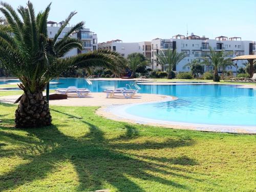 La alberca dentro o cerca de Blue Retreat Suites by the Sea