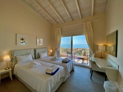 1 dormitorio con cama, escritorio y ventana en La Riviera Barbati Seaside Apartments & villas, en Barbati