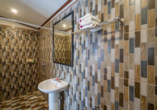 ein Badezimmer mit Waschbecken und Spiegel in der Unterkunft Island Retreat Cottage in Nusa Lembongan