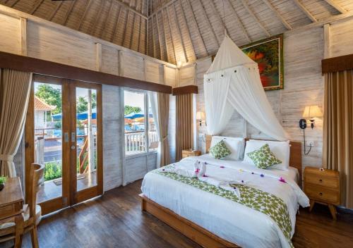 ein Schlafzimmer mit einem Himmelbett in der Unterkunft Island Retreat Cottage in Nusa Lembongan