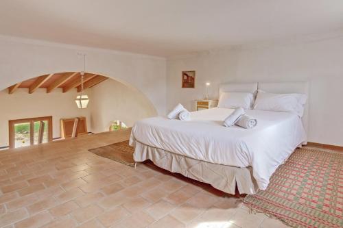 Tempat tidur dalam kamar di Possessio Sa Barrala Casa del Pages