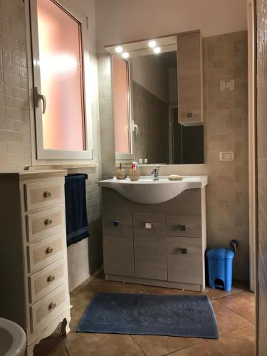 a bathroom with a sink and a mirror at Appartamento Alfea in Porto Santo Stefano