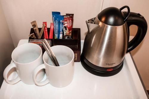 Utensilios para hacer té y café en Cape Diamond Boutique Hotel