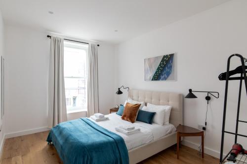 Säng eller sängar i ett rum på London City Apartments - Luxury and spacious apartment with balcony