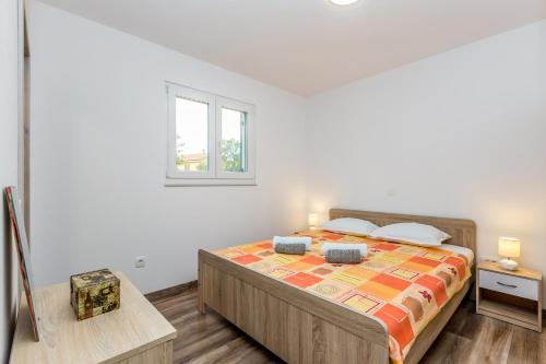 sypialnia z dużym łóżkiem w białym pokoju w obiekcie Holiday house TRANQUILLITY w mieście Gabonjin
