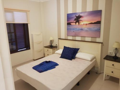 sypialnia z łóżkiem i obrazem na ścianie w obiekcie Residence balcon del mar w Aronie