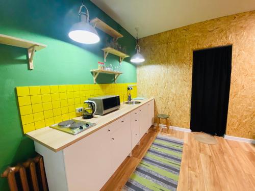 Kuchyňa alebo kuchynka v ubytovaní The Roomers