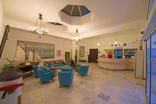
De lobby of receptie bij Sami Beach Hotel
