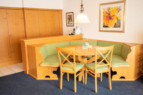a dining room with a table and chairs at Alpenlodge Val Gronda in Obersaxen