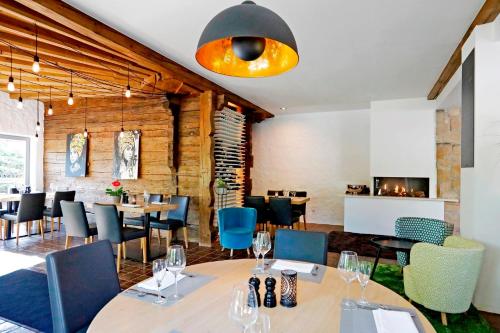 מסעדה או מקום אחר לאכול בו ב-Hotel Restaurant Fronmühle