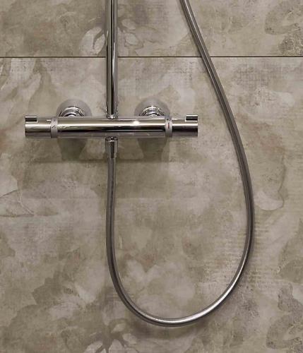 a shower head with a hose on a wall at Cityappartement am Belvedere in Weimar