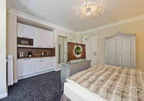 a large bedroom with a bed and a kitchen at Cityappartement am Belvedere in Weimar
