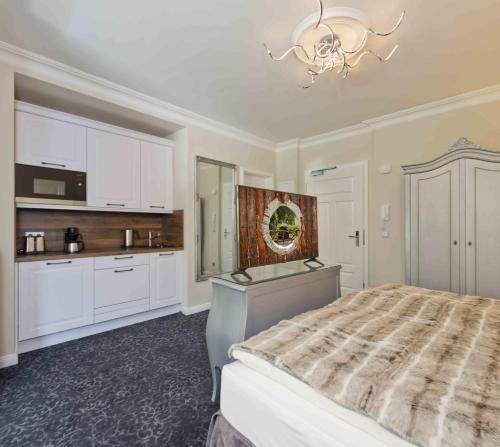 a large bedroom with a bed and a kitchen at Cityappartement am Belvedere in Weimar
