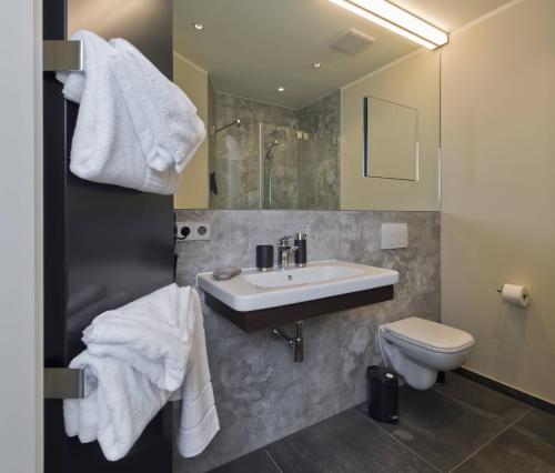 a bathroom with a sink and a toilet at Cityappartement am Belvedere in Weimar