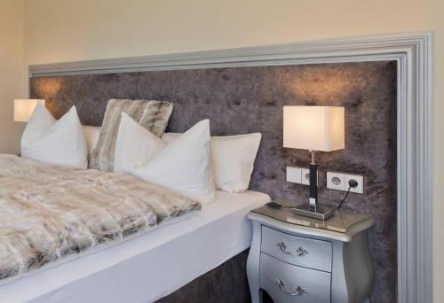 a bedroom with a bed and a table with a lamp at Cityappartement am Belvedere in Weimar