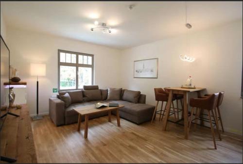 a living room with a couch and a table at Cityappartement am Belvedere in Weimar