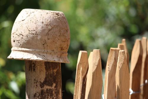 a hat on top of a wooden fence at Ferienwohnung Spatzennest in Frankenberg