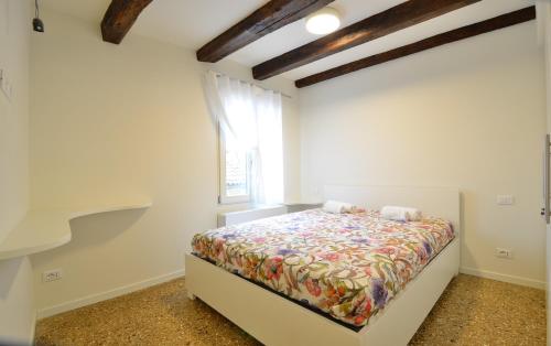 Postel nebo postele na pokoji v ubytování Dimora Frari by Venicevillas, Frari