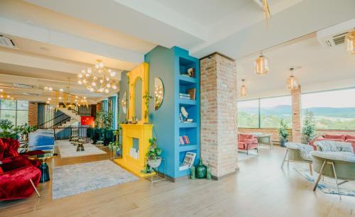 a living room with a blue wall at Mtserlebi Resort in K'vishkhet'i