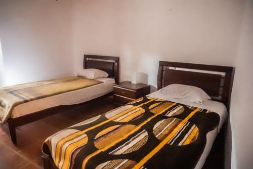 twee bedden in een kleine kamer met twee bedden bij Casa Nova de Germil in Ponte da Barca