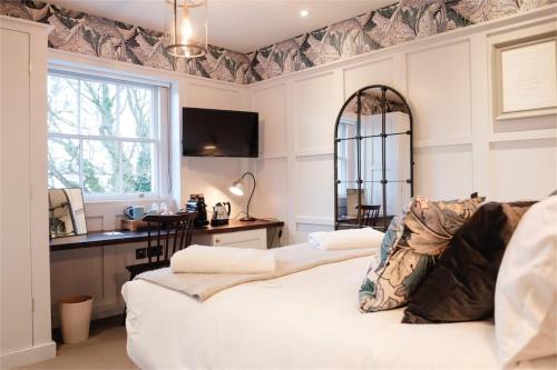 1 dormitorio con 2 camas, escritorio y ventana en Head of the River en Oxford