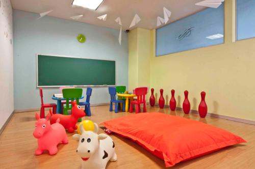 a classroom with toy animals on the floor and a blackboard at Stadia Suites Mexico City Santa Fe in Mexico City
