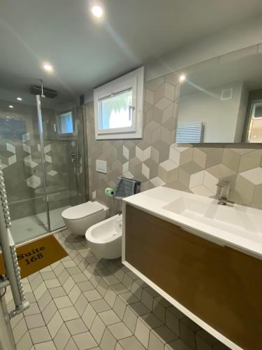 W łazience znajduje się umywalka, toaleta i prysznic. w obiekcie SUITE 168 w mieście Pescara