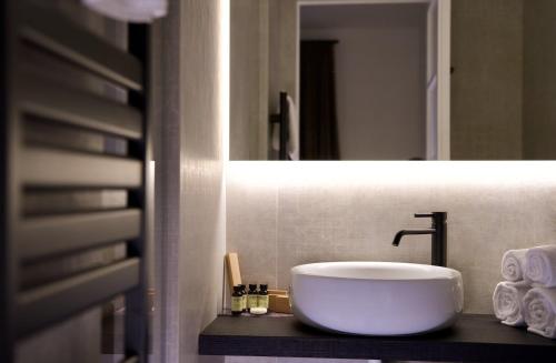 ベッラージョにあるSeta Hotelのバスルーム(白い洗面台、鏡付)